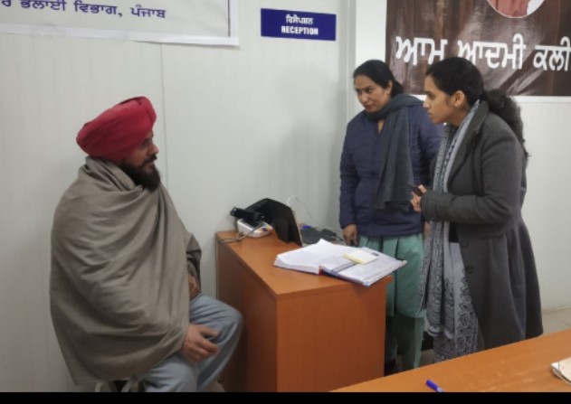Unexpected inspection of Aam Aadmi Clinic by Deputy Commissioner